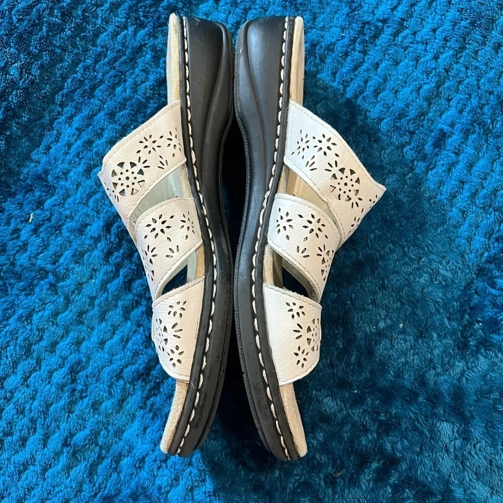 Croft and Barrow white sandals! Size 8. Shoes are in excellent condition!